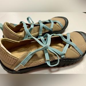 (EUC) J-41 Adventure On - Genesis Walking Shoes - Beige & Light Blue - S…